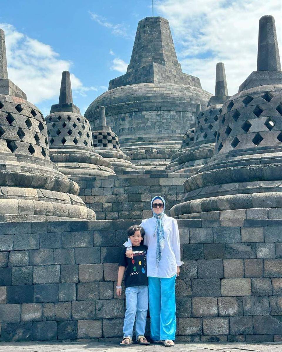 Mulan Jameela mengunjungi Candi Borobudur (instagram.com/mulanjameela1)