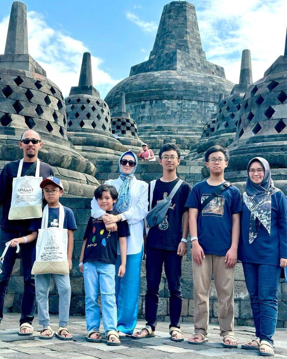 Mulan Jameela mengunjungi Candi Borobudur (instagram.com/mulanjameela1)