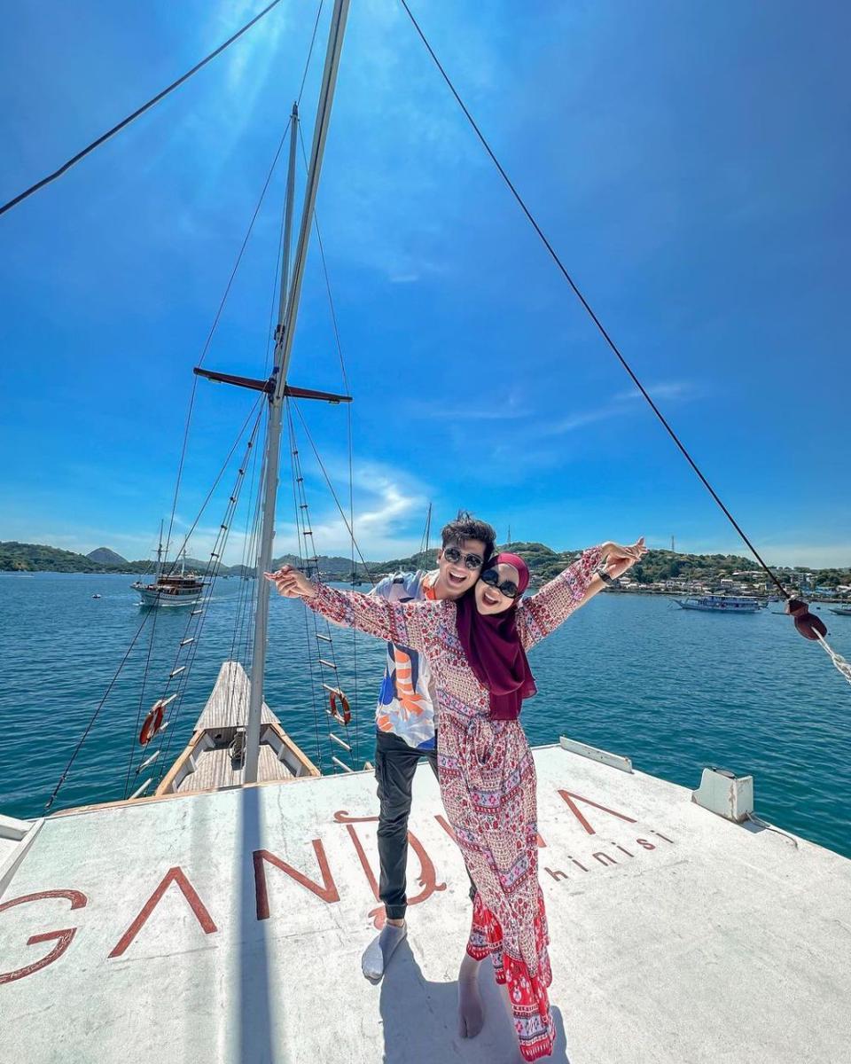 potret Teuku Ryan dan Ria Ricis di kapal pinisi (instagram.com/riaricis1795)
