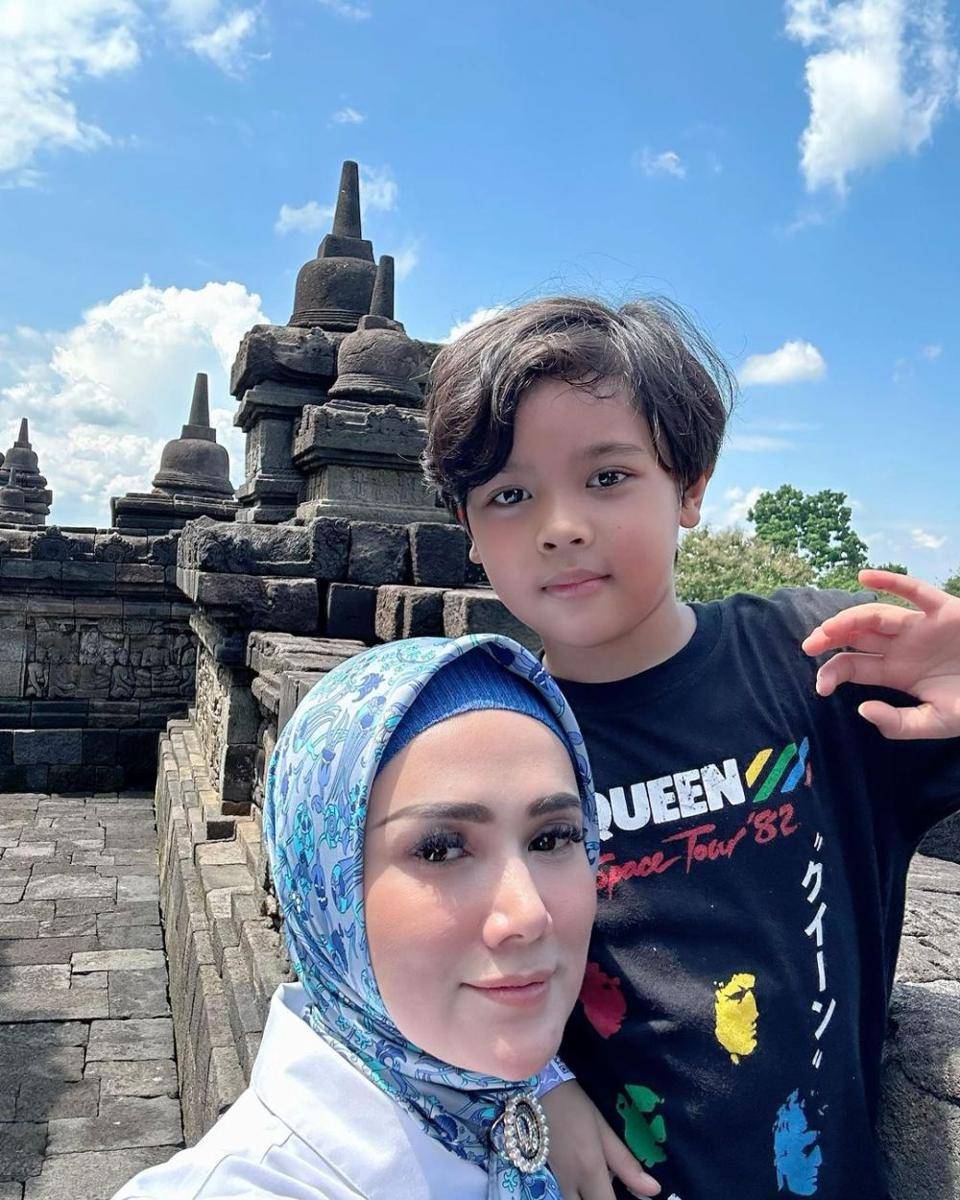 Mulan Jameela mengunjungi Candi Borobudur (instagram.com/mulanjameela1)
