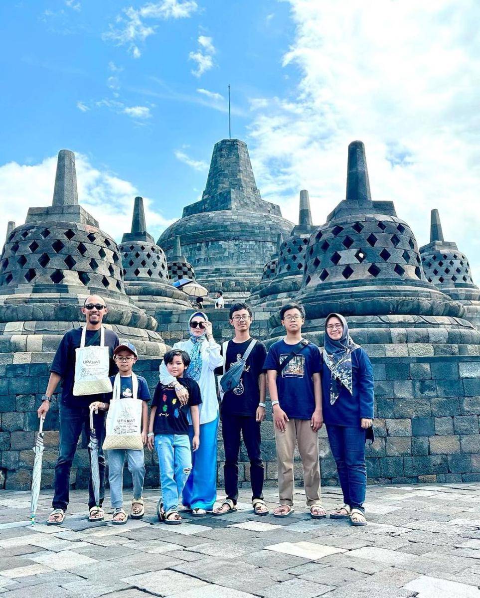 Mulan Jameela mengunjungi Candi Borobudur (instagram.com/mulanjameela1)