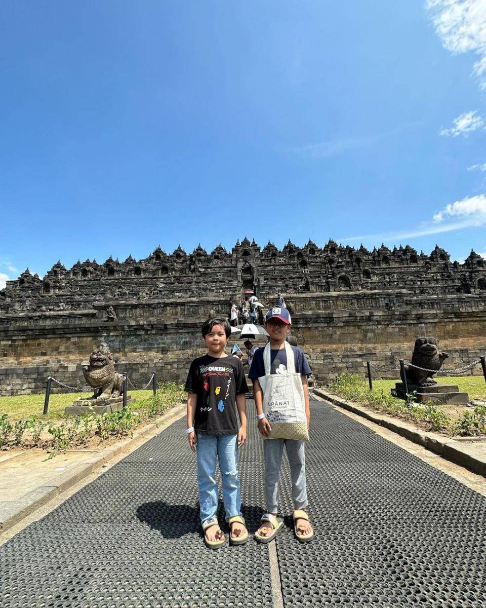 Mulan Jameela mengunjungi Candi Borobudur (instagram.com/mulanjameela1)