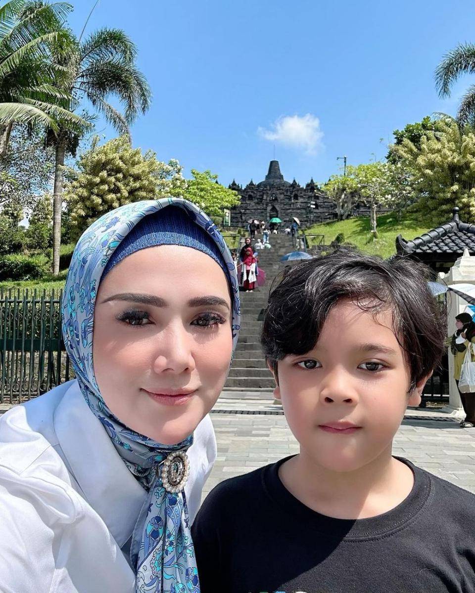 Mulan Jameela mengunjungi Candi Borobudur (instagram.com/mulanjameela1)