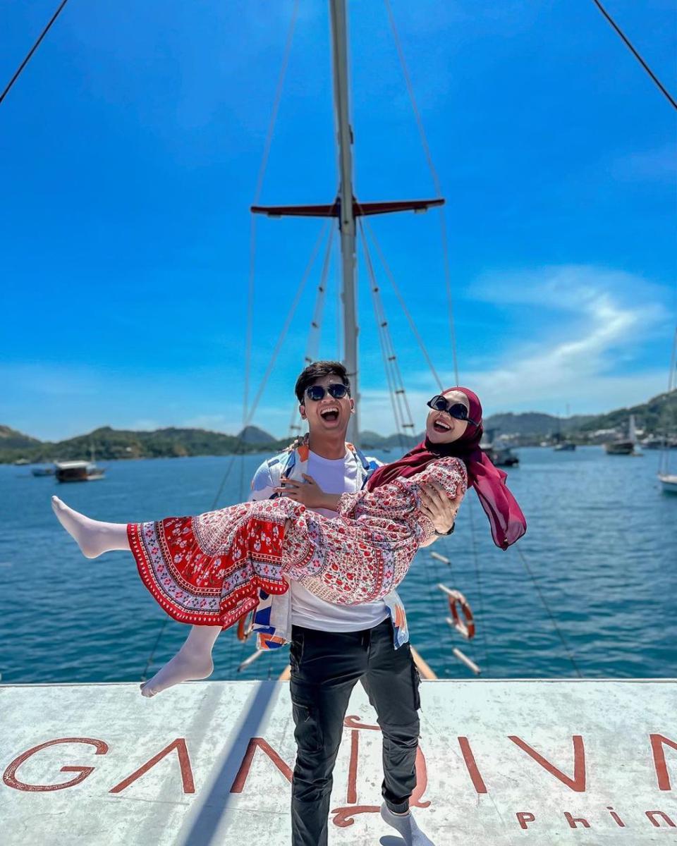 potret Teuku Ryan dan Ria Ricis di kapal pinisi (instagram.com/riaricis1795)