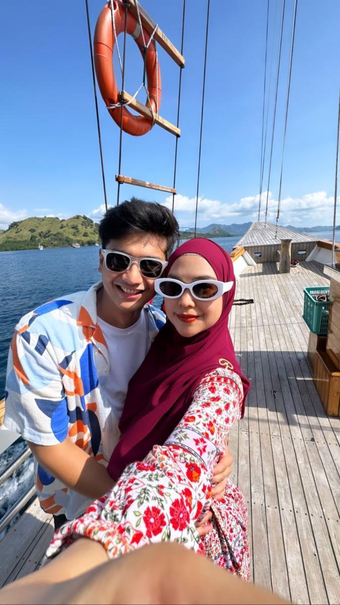 potret Teuku Ryan dan Ria Ricis di kapal pinisi (instagram.com/teukuryantr)