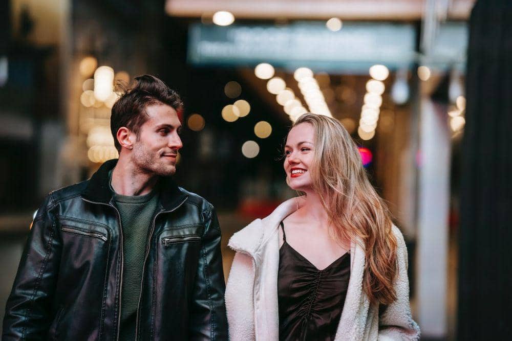 6 Tanda Seseorang Menganggap Kamu Sosok yang Menarik