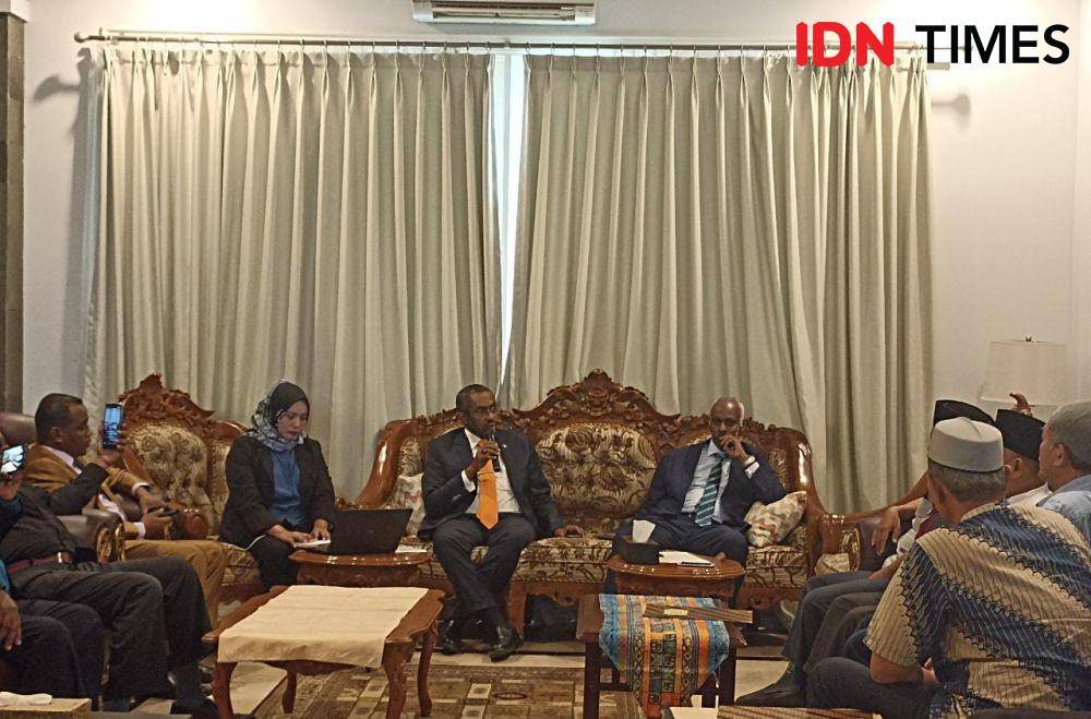 Duta Besar Sudan untuk Indonesia, Yassir Mohamed Ali saat konferensi pers di rumah Duta Besar Sudan, Kuningan, Jakarta Selatan, Rabu (3/5/2023).(IDN Times/Lia Hutasoit)