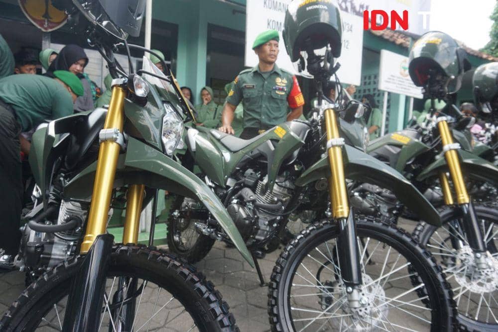 Menteri Pertahanan RI, Prabowo Subianto, menyerahkan bantuan sepeda motor kepada Koramil 12/Gondomanan Kota Yogyakarta, Rabu (3/5/2023) siang. (IDN Times/Tunggul Damarjati)