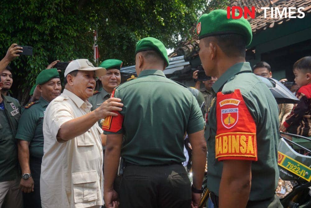 Menteri Pertahanan RI, Prabowo Subianto, menyambangi Koramil 12/Gondomanan Kota Yogyakarta, Rabu (3/5/2023) siang. (IDN Times/Tunggul Damarjati)