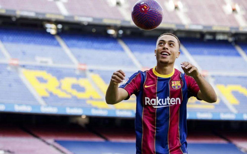 Sergino Dest (fcbarcelona.com)