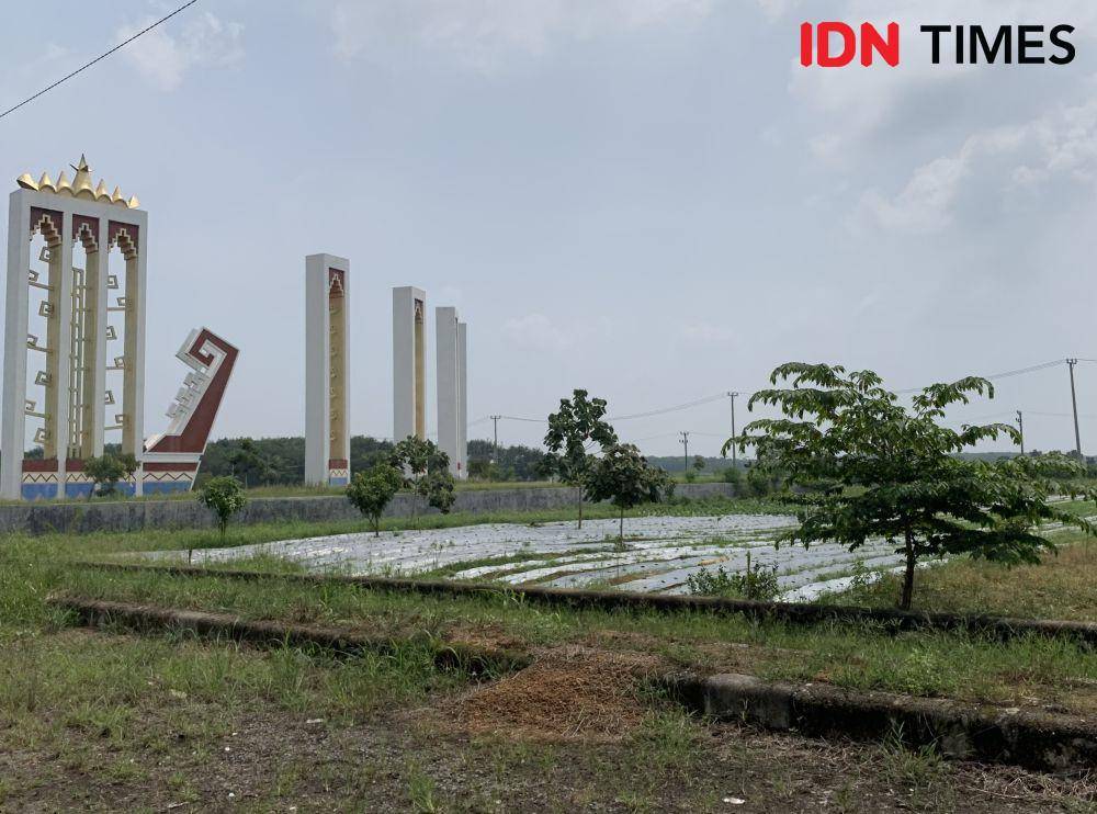 Sisi kiri gapura selamat datang Komplek Projek Kota Baru Lampung. (IDN Times/Rohmah Mustaurida)