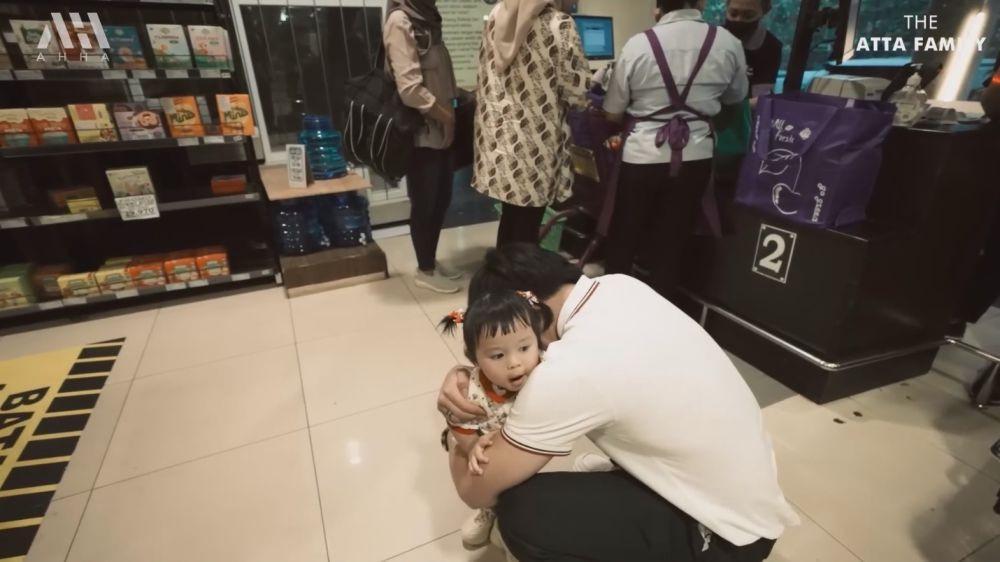 Aurel ajak Ameena belanja bulanan (YouTube.com/AttaHalilintar)