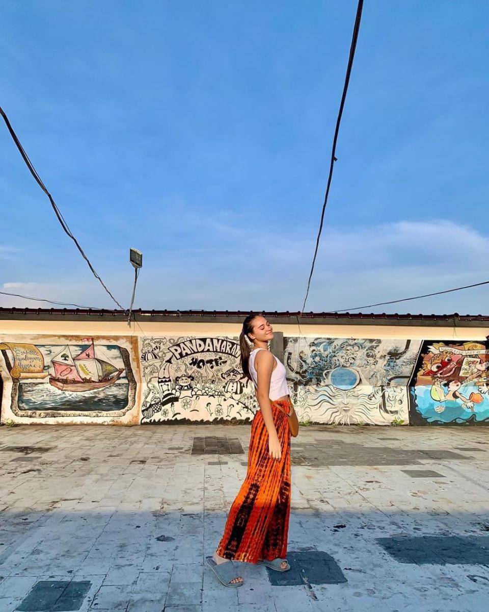 ide outfit traveling Aurora Ribero (instagram.com/auroraribero)