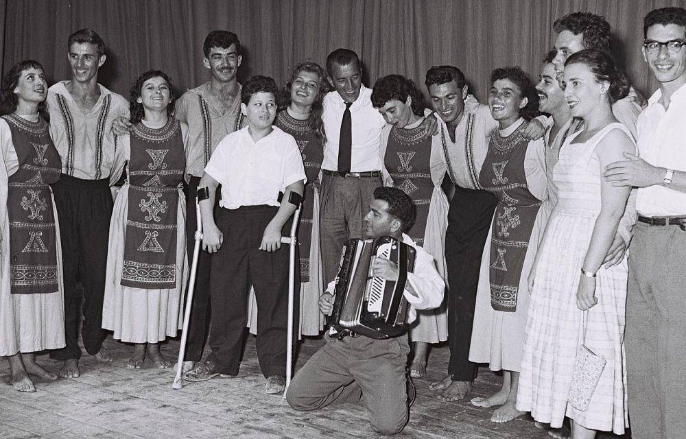 potret kelompok dance carmon, Itzhak Perlman dan Ed Sullivan. (commons.wikimedia.org/Moshe Pridan)