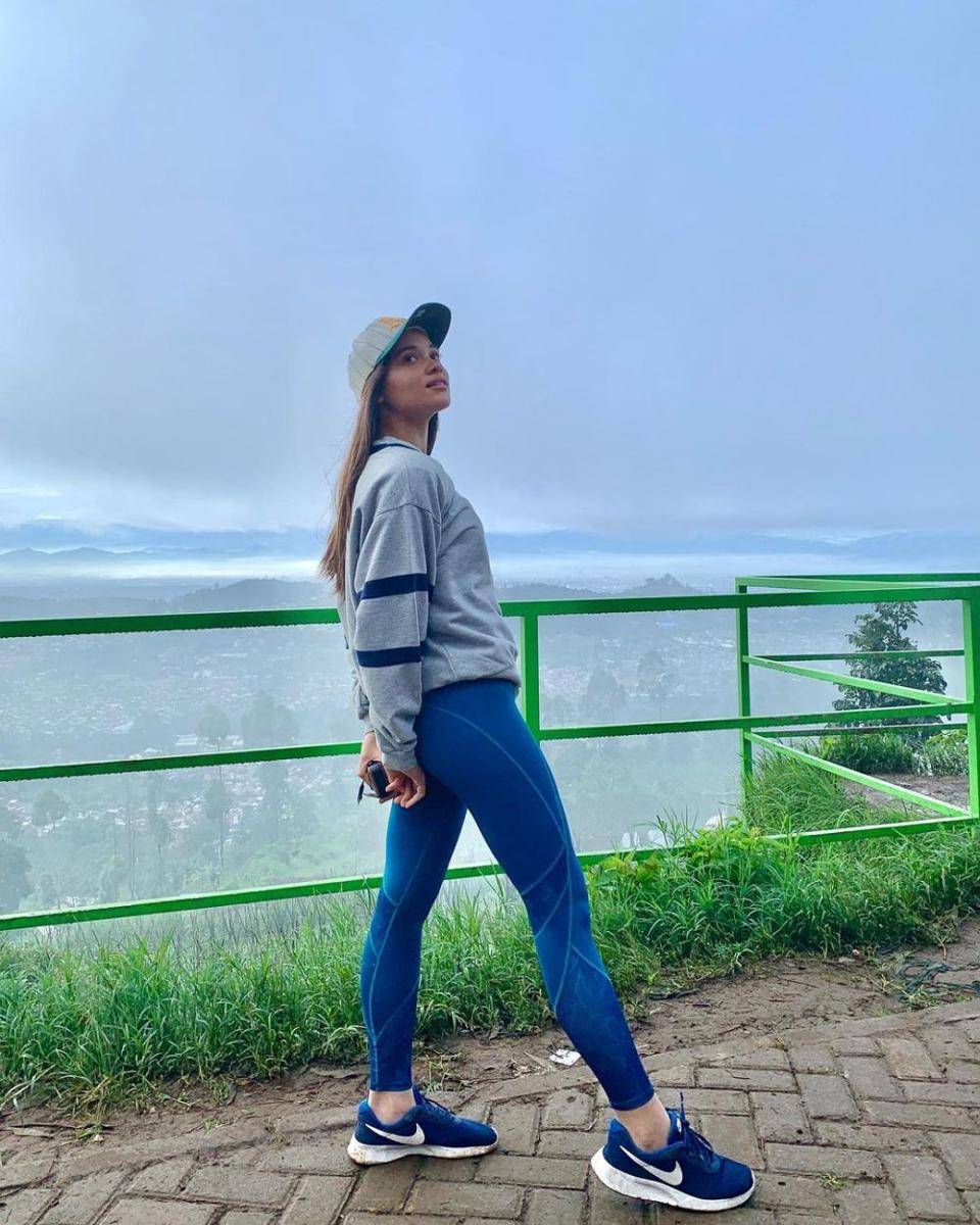 ide outfit traveling Aurora Ribero (instagram.com/auroraribero)