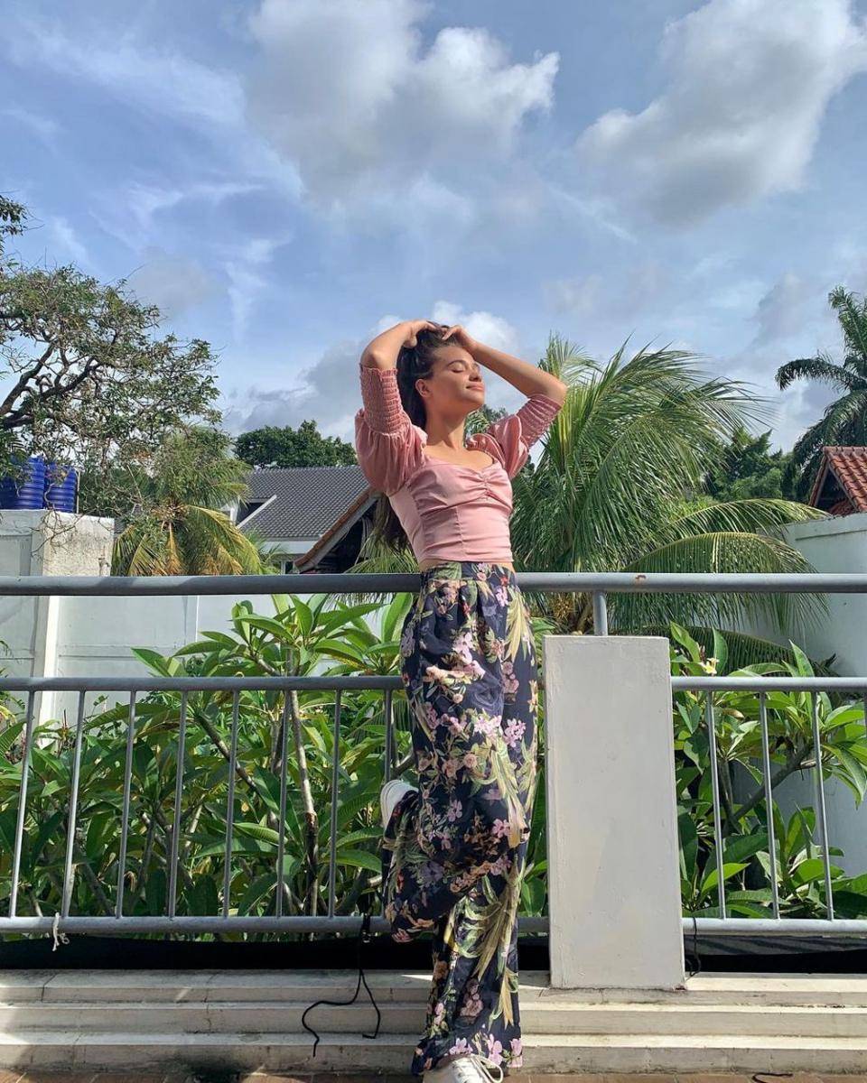inspirasi outfit kece ala Aurora Ribero (instagram.com/auroraribero)