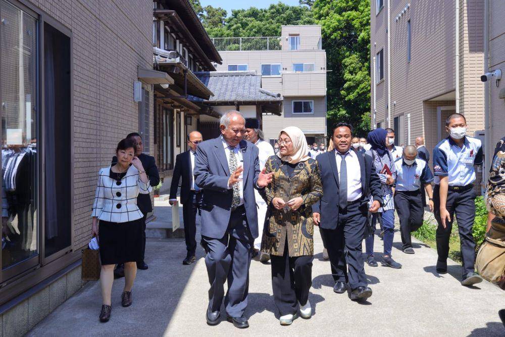 Menaker Ida Fauziyah berbincang dengan perwakilan pengurus program pemagangan di Jepang. (Dok. Kemnaker)