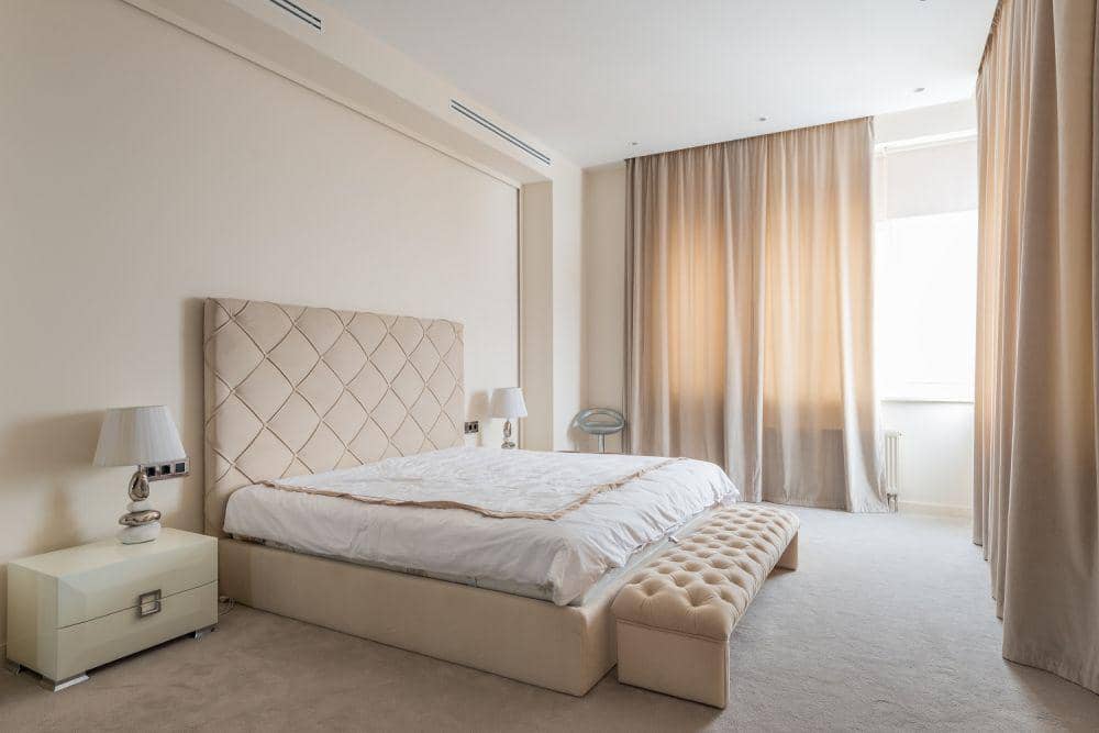 inspirasi upholstered headboard (pexels.com/@heyho)