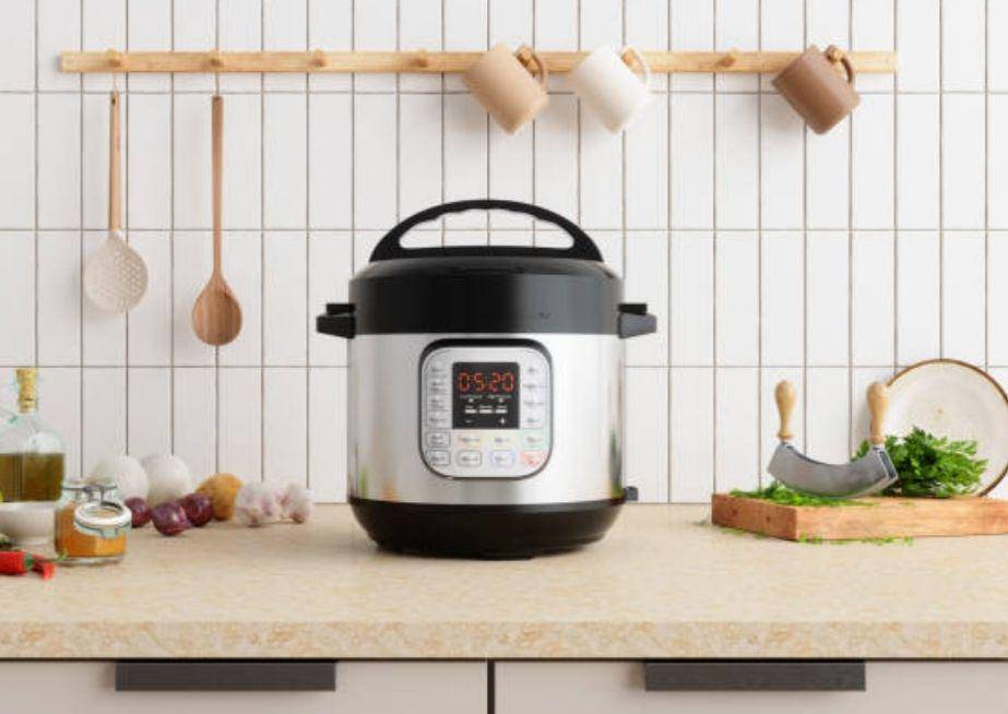 ilustrasi rice cooker dalam keadaan baik (istockphoto.com/onurdongel)