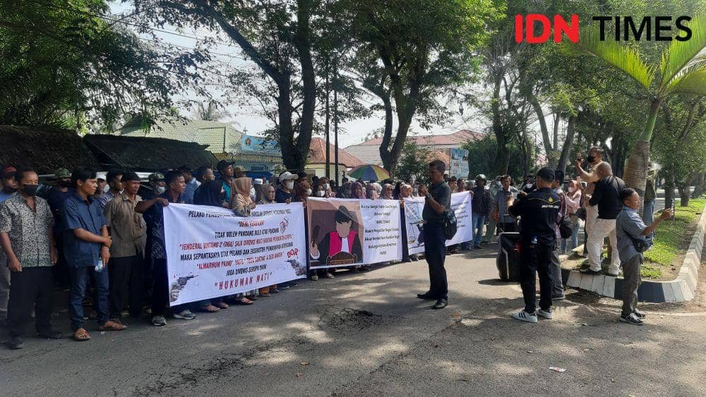 Aksi masyarakat dan keluarga eks DPRD Langkat yang tewas ditembak (IDN Times/ Bambang Suhandoko)
