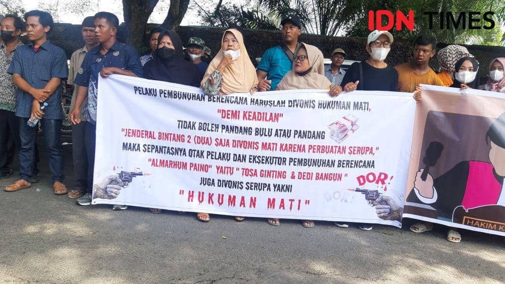 Keluarga Eks DPRD Langkat yang Ditembak dan Warga Geruduk PN Stabat