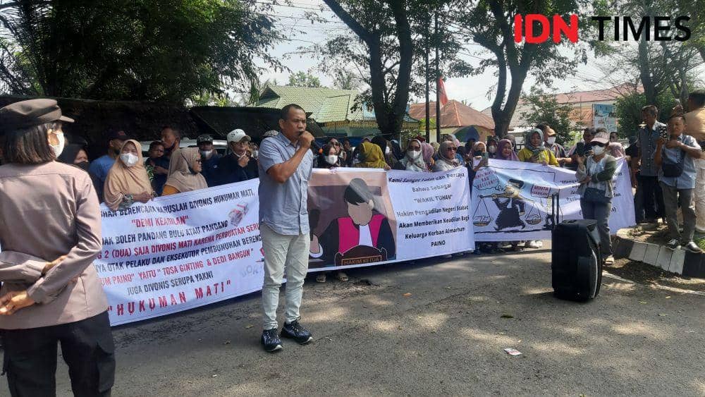 Aksi masyarakat dan keluarga eks DPRD Langkat yang tewas ditembak (IDN Times/ Bambang Suhandoko)