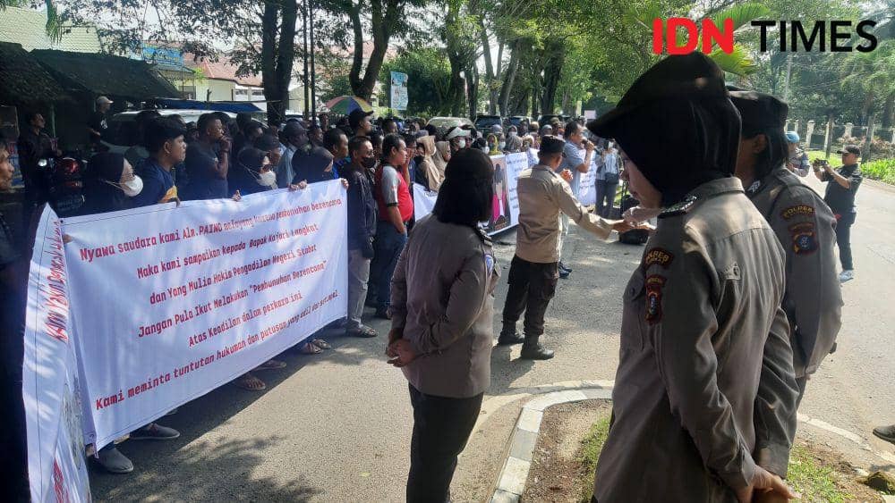 Aksi masyarakat dan keluarga eks DPRD Langkat yang tewas ditembak (IDN Times/ Bambang Suhandoko)