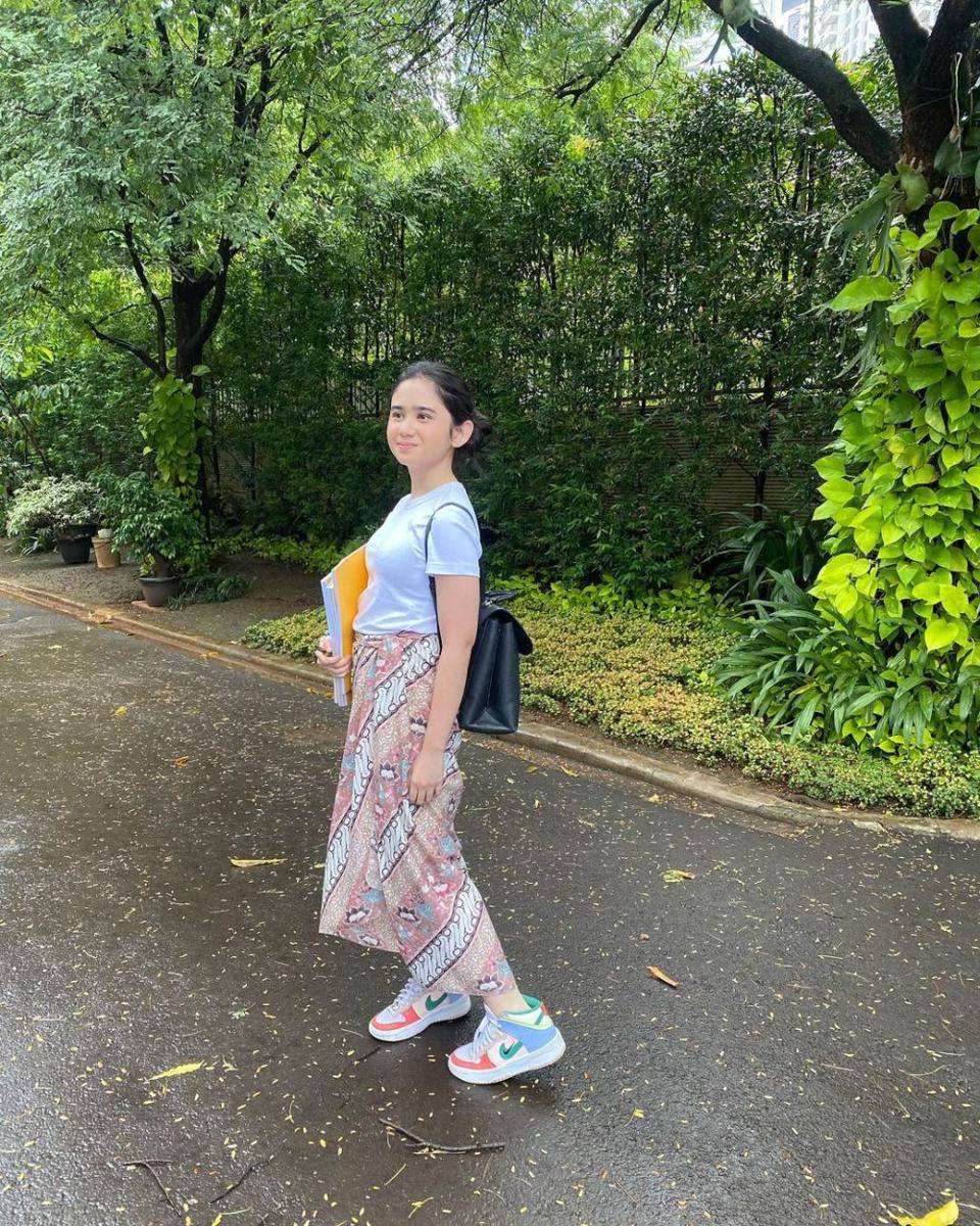 gaya OOTD kuliah ala Tissa Biani (instagram.com/tissabiani)