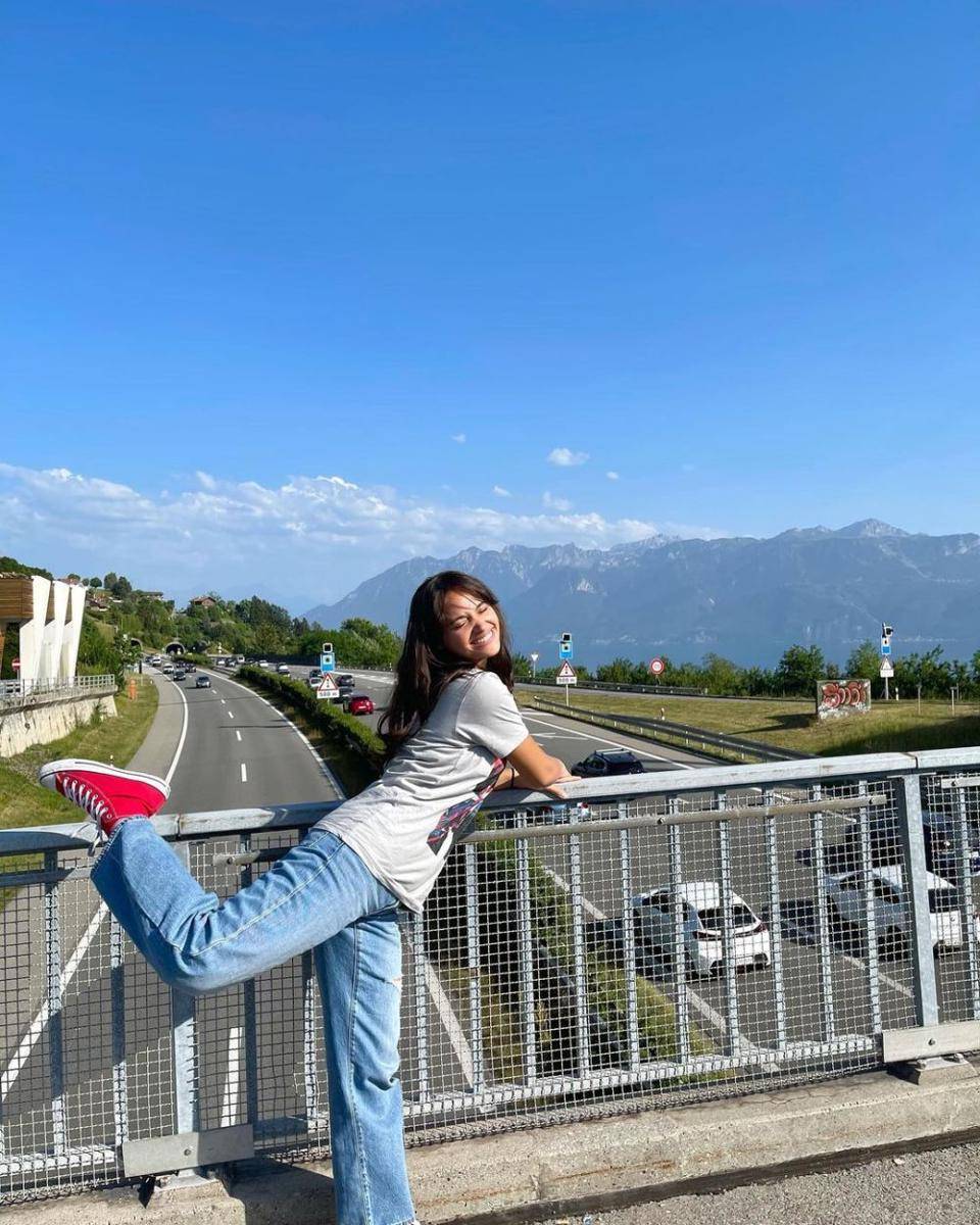 ide outfit traveling Aurora Ribero (instagram.com/auroraribero)