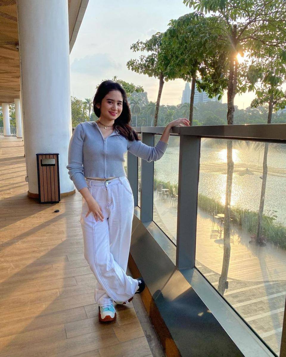 gaya OOTD kuliah ala Tissa Biani (instagram.com/tissabiani)