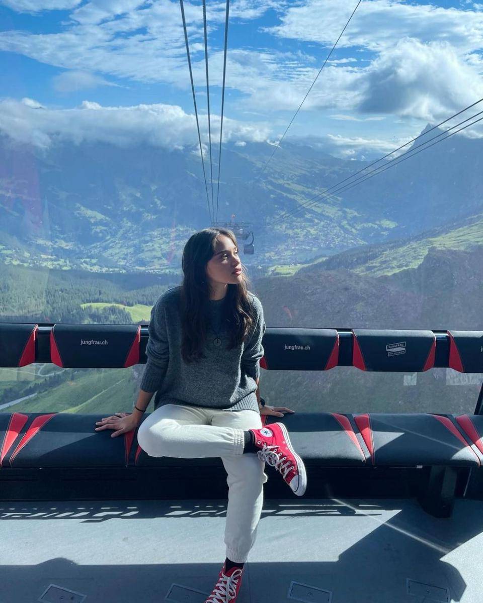 ide outfit traveling Aurora Ribero (instagram.com/auroraribero)