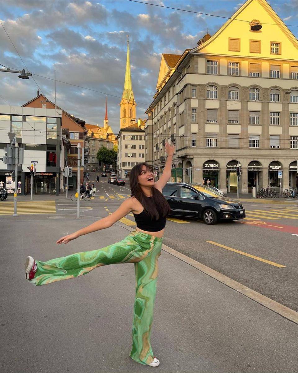 inspirasi outfit kece ala Aurora Ribero (instagram.com/auroraribero)