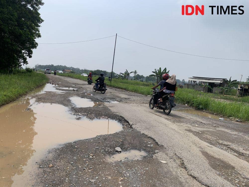 Jalan Terusan Ryacudu. (IDN Times/Rohmah Mustaurida)