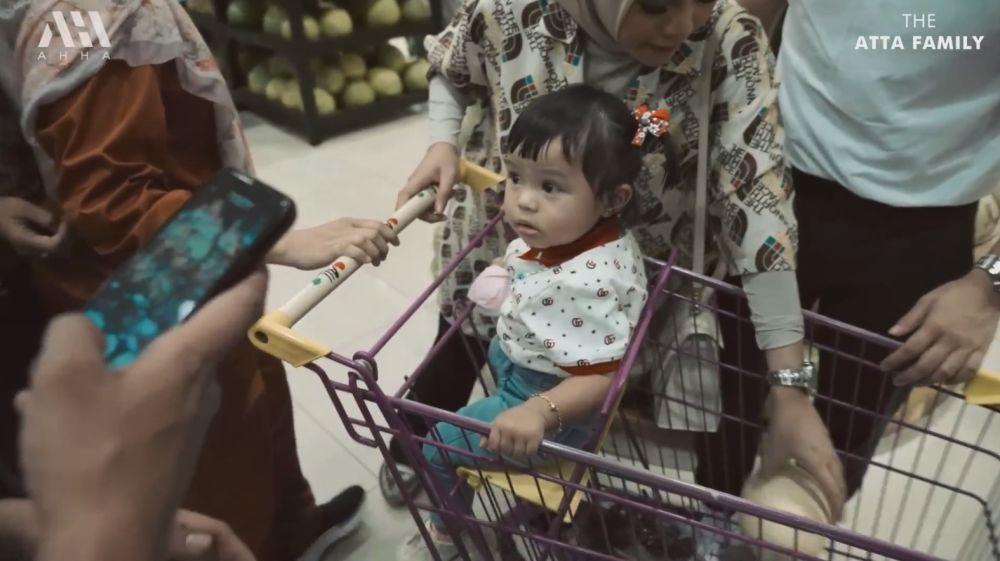Aurel ajak Ameena belanja bulanan (YouTube.com/AttaHalilintar)