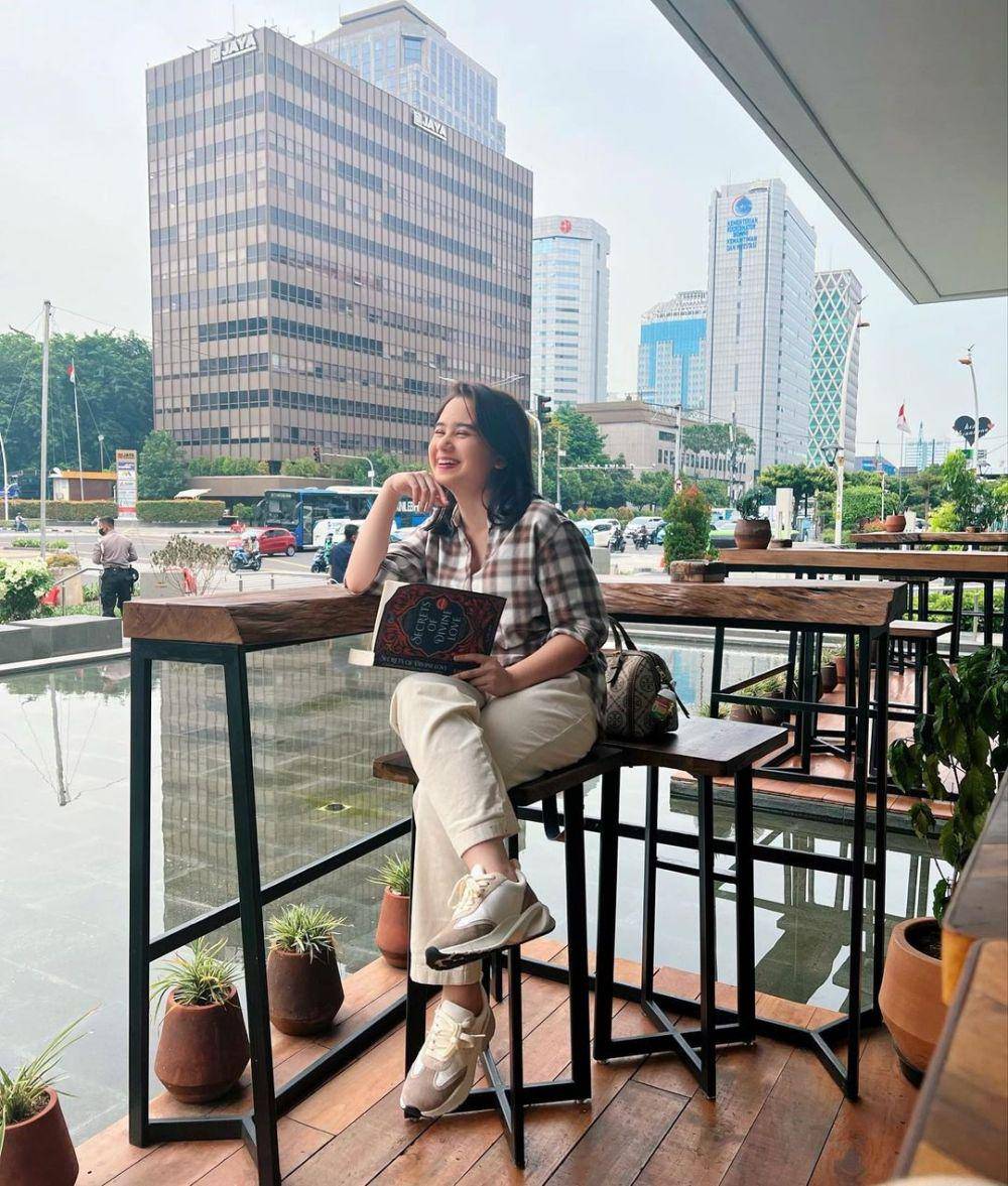 gaya OOTD kuliah ala Tissa Biani (instagram.com/tissabiani)