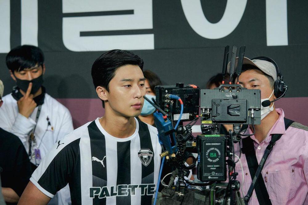 10 Potret Park Seo Joon di Balik Layar Film Dream, Jadi Pesepak Bola