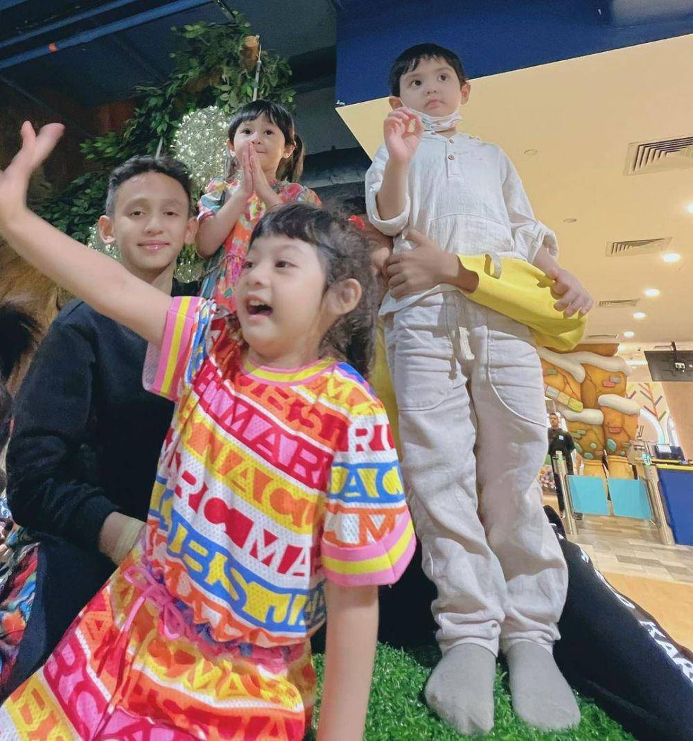 potret Cut Meyriska dan keluarga di Singapura (instagram.com/cutratumeyriska)