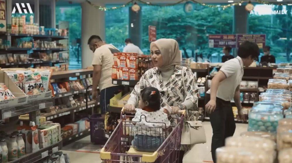 Aurel ajak Ameena belanja bulanan (YouTube.com/AttaHalilintar)