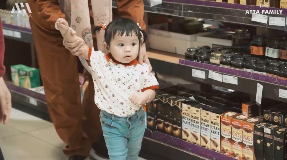 Aurel ajak Ameena belanja bulanan (YouTube.com/AttaHalilintar)