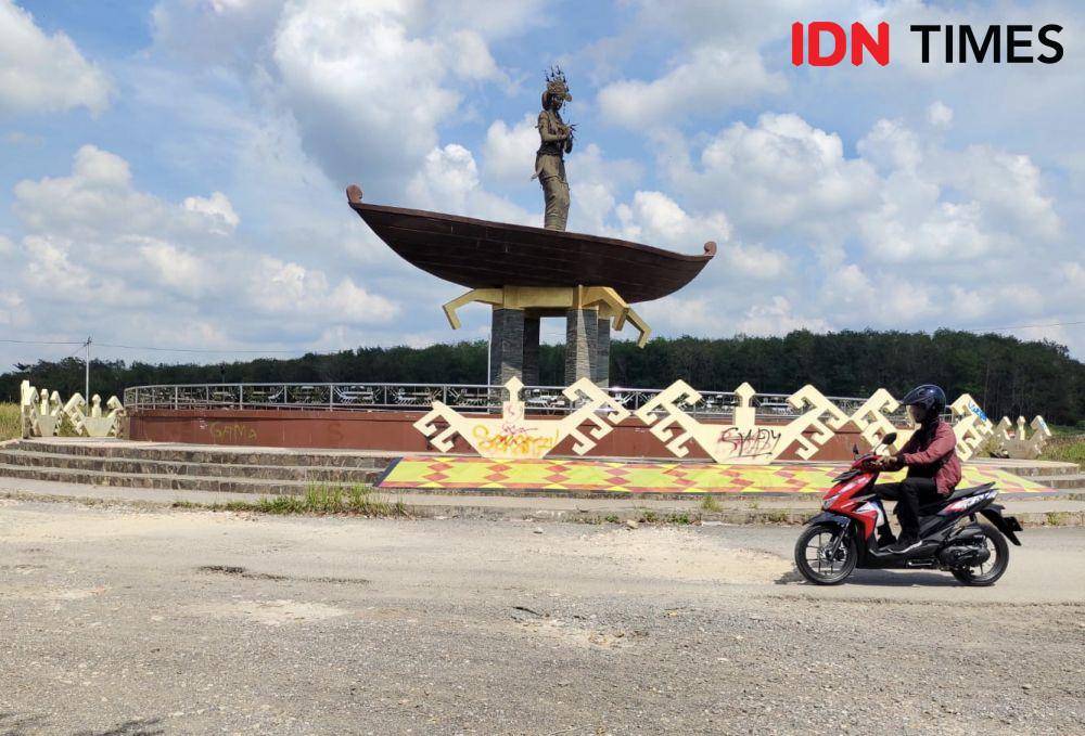 Tugu Komplek Projek Kota Baru Lampung. (IDN Times/Rohmah Mustaurida)