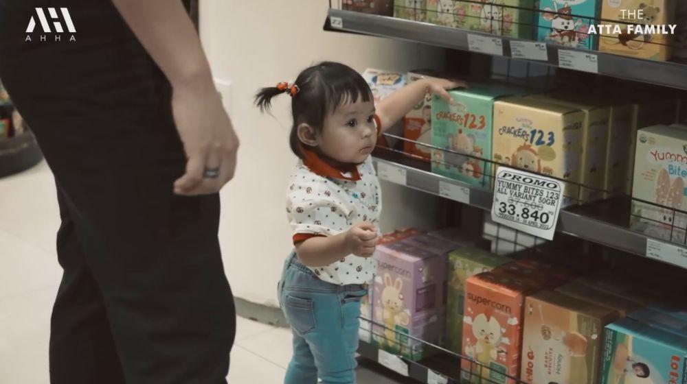 Aurel ajak Ameena belanja bulanan (YouTube.com/AttaHalilintar)