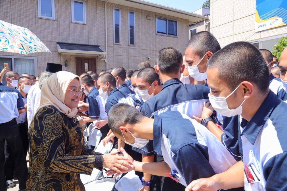 Menaker Ida Fauziyah menyalami peserta program pemagangan di Jepang. (Dok. Kemnaker)