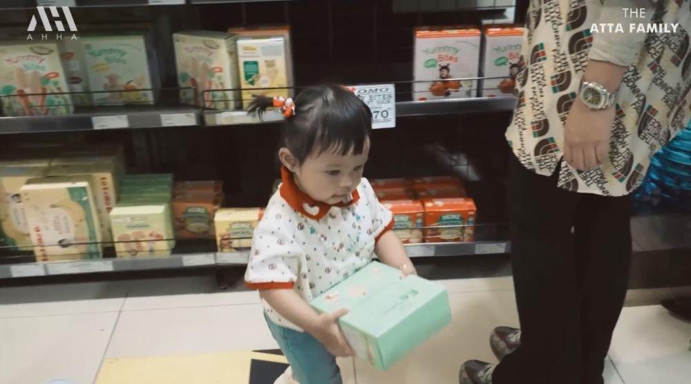 Aurel ajak Ameena belanja bulanan (YouTube.com/AttaHalilintar)