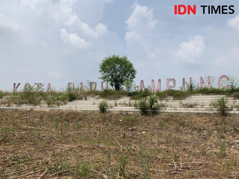 Monumen Komplek Projek Kota Baru Lampung. (IDN Times/Rohmah Mustaurida)