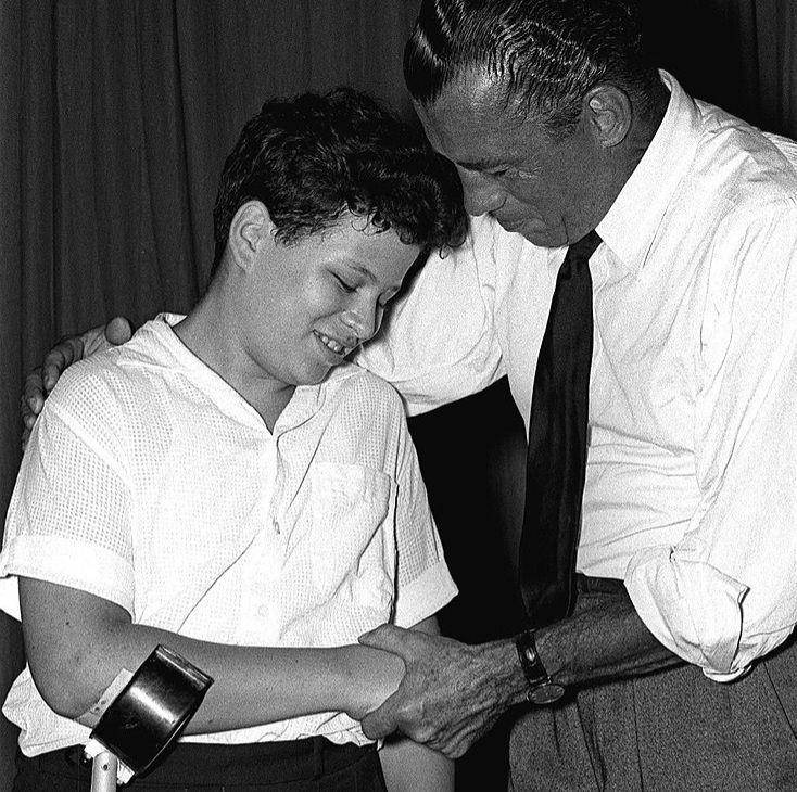Ed Sullivan memberikan ucapan selamat kepada Itzhak Perlman setelah konser di ZOA House di Tel Aviv. (commons.wikimedia.org/Hans Pinn)