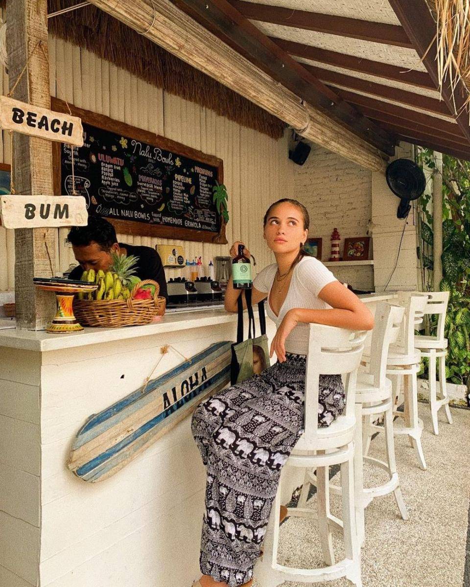 ide outfit traveling Aurora Ribero (instagram.com/auroraribero)