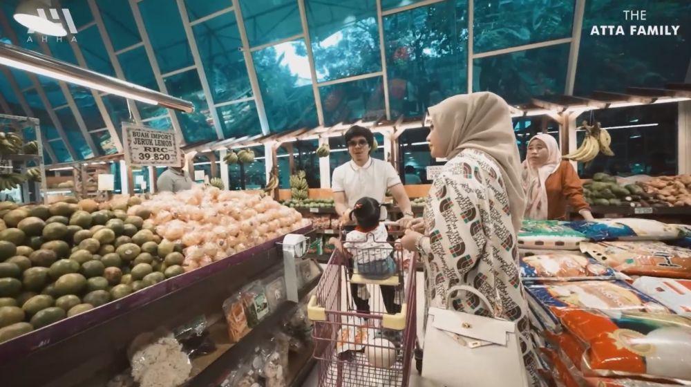 Aurel ajak Ameena belanja bulanan (YouTube.com/AttaHalilintar)