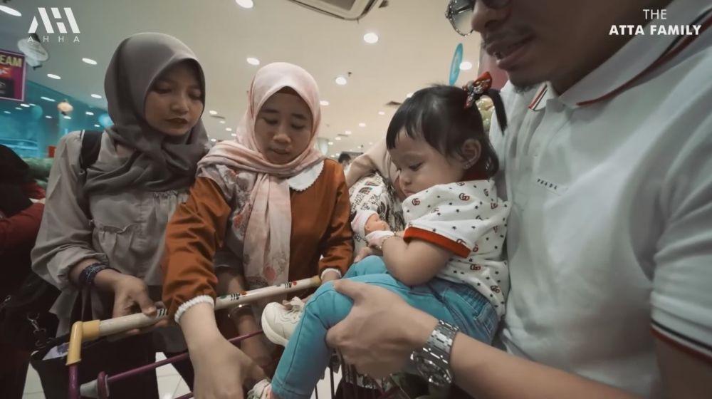 Aurel ajak Ameena belanja bulanan (YouTube.com/AttaHalilintar)