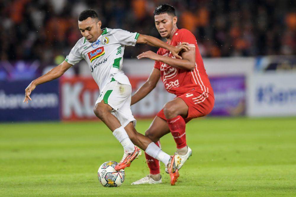Pesepak bola Persija Jakarta Resky Fandi (kanan) berusaha melewati hadangan pesepak bola PSS Sleman Todd Rivaldo (kiri) pada pertandingan BRI Liga 1 di Stadion Utama Gelora Bung Karno, Jakarta, Sabtu (15/4/2023). ANTARA FOTO/Galih Pradipta/aww.