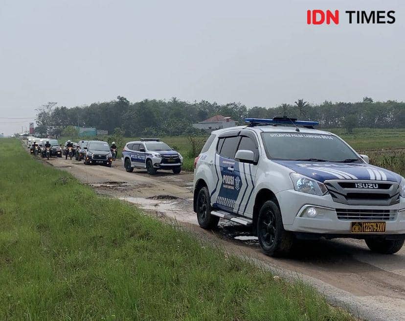 Iring-iringan rombingan pengamanan. (IDN Times/Rohmah Mustaurida)